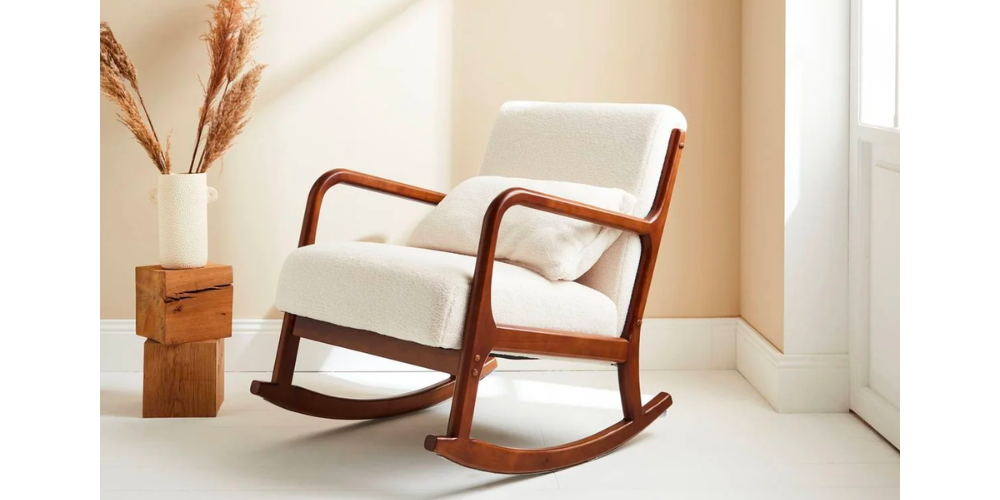 chaise blanche en bois