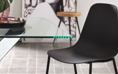 Chaise en plastique noir : nos idées pour votre décoration !